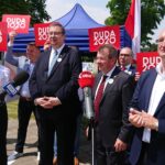 21.06.2020 Skarżysko-Kamienna. Spotkanie z wiceministrem rolnictwa Szymonem Giżyńskim. Na zdjęciu (od lewej): marszałek Andrzej Bętkowski, wiceminister rolnictwa Szymon Giżyński, Bogdan Konopka - główny lekarz weterynarii i wiceminister spraw zagranicznych Piotr Wawrzyk / Anna Głąb / Radio Kielce