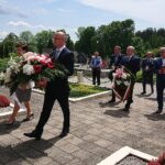 07.06.2020. Końskie. Uroczystości upamiętniające 76. rocznicę rozbicia niemieckiego więzienia. Kwiaty składa wiceminister spraw zagranicznych Piotr Wawrzyk / Magdalena Galas-Klusek / Radio Kielce