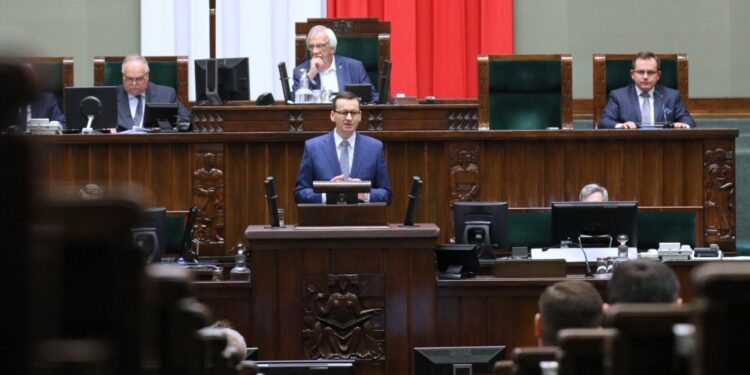 Warszawa. Sejm RP. Debata nad wyrażeniem wotum zaufania Radzie Ministrów. Na zdjęciu: Mateusz Morawiecki, premier rządu / Sejm RP / twitter