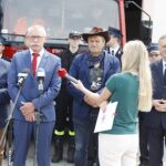 29.06.2020. Wola Kopcowa. Zwycięscy bitwy o wozy w powiecie kieleckim. Na zdjęciu (od lewej): Krzysztof Lipiec - lider świętokrzyskiego PiS, Tomasz Lato - wójt gminy Masłów, Mirosław Gębski - starosta kielecki i Zbigniew Koniusz - wojewoda świętokrzyski / Jarosław Kubalski / Radio Kielce