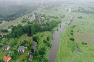 24.06.2020. Wąchock. Rzeka Kamienna przekroczyła stan alarmowy / Jarosław Kubalski / Radio Kielce