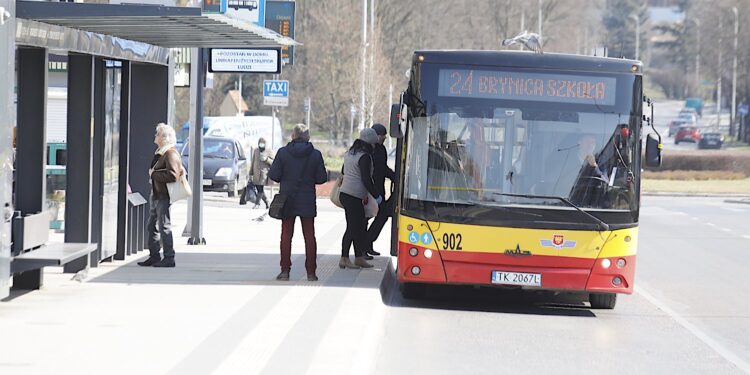 przystanek autobusowy, autobus MPK Kielce / Jarosław Kubalski / Radio Kielce