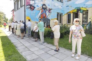 28.06.2020 Kielce. Wybory prezydenckie. Obwodowa komisja wyborcza nr 60 / Jarosław Kubalski / Radio Kielce