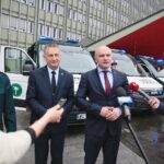 22.06.2020. Kielce. Przekazanie pojazdów dla Wojewódzkiego Inspektoratu Transportu Drogowego w Kielcach. Na zdjęciu (od lewej): Krzysztof Tosnowiec - wojewódzki inspektor transportu drogowego w Kielcach, Zbigniew Koniusz - wojewoda świętokrzyski i Rafał Nowak - wicewojewoda świętokrzyski / Wiktor Taszłow / Radio Kielce