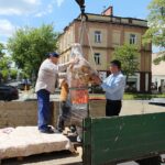 04.06.2020. Kielce. Montaż pomnika Jana Kochanowskiego przed budynkiem rektoratu UJK. Na zdjęciu (z lewej): Arkadiusz Latos - artysta, autor monumentu / Piotr Burda / UJK Kielce