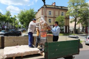 04.06.2020. Kielce. Montaż pomnika Jana Kochanowskiego przed budynkiem rektoratu UJK. Na zdjęciu (z lewej): Arkadiusz Latos - artysta, autor monumentu / Piotr Burda / UJK Kielce