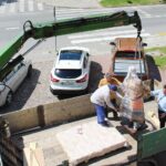 04.06.2020. Kielce. Montaż pomnika Jana Kochanowskiego przed budynkiem rektoratu UJK. Na zdjęciu (z lewej): Arkadiusz Latos - artysta, autor monumentu / Piotr Burda / UJK Kielce