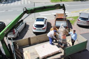 04.06.2020. Kielce. Montaż pomnika Jana Kochanowskiego przed budynkiem rektoratu UJK. Na zdjęciu (z lewej): Arkadiusz Latos - artysta, autor monumentu / Piotr Burda / UJK Kielce