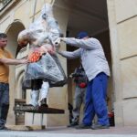 04.06.2020. Kielce. Montaż pomnika Jana Kochanowskiego przed budynkiem rektoratu UJK / Piotr Burda / UJK Kielce