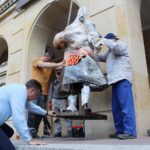 04.06.2020. Kielce. Montaż pomnika Jana Kochanowskiego przed budynkiem rektoratu UJK. Na zdjęciu (z prawej): Arkadiusz Latos - artysta, autor monumentu / Piotr Burda / UJK Kielce