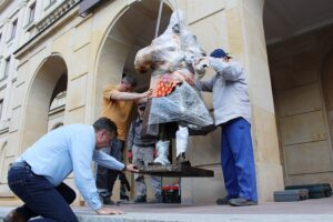 04.06.2020. Kielce. Montaż pomnika Jana Kochanowskiego przed budynkiem rektoratu UJK. Na zdjęciu (z prawej): Arkadiusz Latos - artysta, autor monumentu / Piotr Burda / UJK Kielce