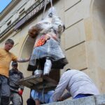 04.06.2020. Kielce. Montaż pomnika Jana Kochanowskiego przed budynkiem rektoratu UJK / Piotr Burda / UJK Kielce