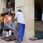 04.06.2020. Kielce. Montaż pomnika Jana Kochanowskiego przed budynkiem rektoratu UJK. Na zdjęciu (z lewej): Arkadiusz Latos - artysta, autor monumentu / Piotr Burda / UJK Kielce