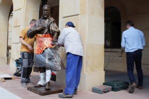 04.06.2020. Kielce. Montaż pomnika Jana Kochanowskiego przed budynkiem rektoratu UJK. Na zdjęciu (z lewej): Arkadiusz Latos - artysta, autor monumentu / Piotr Burda / UJK Kielce