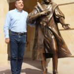 04.06.2020. Kielce. Montaż pomnika Jana Kochanowskiego przed budynkiem rektoratu UJK. Na zdjęciu: Arkadiusz Latos - artysta, autor monumentu / Piotr Burda / UJK Kielce