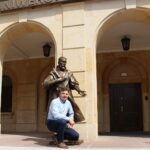 04.06.2020. Kielce. Montaż pomnika Jana Kochanowskiego przed budynkiem rektoratu UJK. Na zdjęciu: Arkadiusz Latos - artysta, autor monumentu / Piotr Burda / UJK Kielce