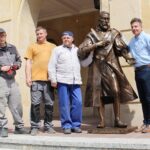 04.06.2020. Kielce. Montaż pomnika Jana Kochanowskiego przed budynkiem rektoratu UJK. Na zdjęciu (z prawej): Arkadiusz Latos - artysta, autor monumentu / Piotr Burda / UJK Kielce