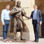 04.06.2020. Kielce. Montaż pomnika Jana Kochanowskiego przed budynkiem rektoratu UJK. Na zdjęciu (z lewej): Arkadiusz Latos - artysta, autor monumentu, prof. Jacek Semaniak - rektor UJK / Piotr Burda / UJK Kielce