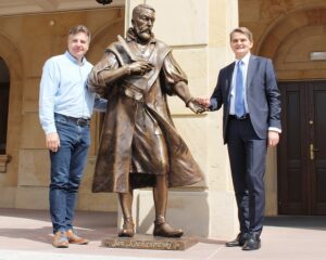 04.06.2020. Kielce. Montaż pomnika Jana Kochanowskiego przed budynkiem rektoratu UJK. Na zdjęciu (z lewej): Arkadiusz Latos - artysta, autor monumentu, prof. Jacek Semaniak - rektor UJK / Piotr Burda / UJK Kielce