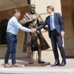 04.06.2020. Kielce. Montaż pomnika Jana Kochanowskiego przed budynkiem rektoratu UJK. Na zdjęciu (z lewej): Arkadiusz Latos - artysta, autor monumentu, prof. Jacek Semaniak - rektor UJK / Piotr Burda / UJK Kielce