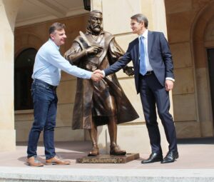 04.06.2020. Kielce. Montaż pomnika Jana Kochanowskiego przed budynkiem rektoratu UJK. Na zdjęciu (z lewej): Arkadiusz Latos - artysta, autor monumentu, prof. Jacek Semaniak - rektor UJK / Piotr Burda / UJK Kielce