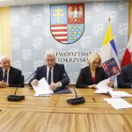 03.06.2020. Kielce. Podpisanie umów na dofinansowanie remontów w obiektach służących rehabilitacji niepełnosprawnych. Na zdjęciu (od lewej): Marek Jońca - członek zarządu województwa świętokrzyskiego, Andrzej Bętkowski - marszałek województwa świętokrzyskiego, Renata Janik - wicemarszałek województwa świętokrzyskiego i Marek Kos - dyrektor Szpitala Specjalistycznego w Sandomierzu / Jarosław Kubalski / Radio Kielce