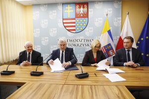 03.06.2020. Kielce. Podpisanie umów na dofinansowanie remontów w obiektach służących rehabilitacji niepełnosprawnych. Na zdjęciu (od lewej): Marek Jońca - członek zarządu województwa świętokrzyskiego, Andrzej Bętkowski - marszałek województwa świętokrzyskiego, Renata Janik - wicemarszałek województwa świętokrzyskiego i Marek Kos - dyrektor Szpitala Specjalistycznego w Sandomierzu / Jarosław Kubalski / Radio Kielce