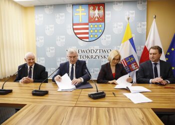 03.06.2020. Kielce. Podpisanie umów na dofinansowanie remontów w obiektach służących rehabilitacji niepełnosprawnych. Na zdjęciu (od lewej): Marek Jońca - członek zarządu województwa świętokrzyskiego, Andrzej Bętkowski - marszałek województwa świętokrzyskiego, Renata Janik - wicemarszałek województwa świętokrzyskiego i Marek Kos - dyrektor Szpitala Specjalistycznego w Sandomierzu / Jarosław Kubalski / Radio Kielce