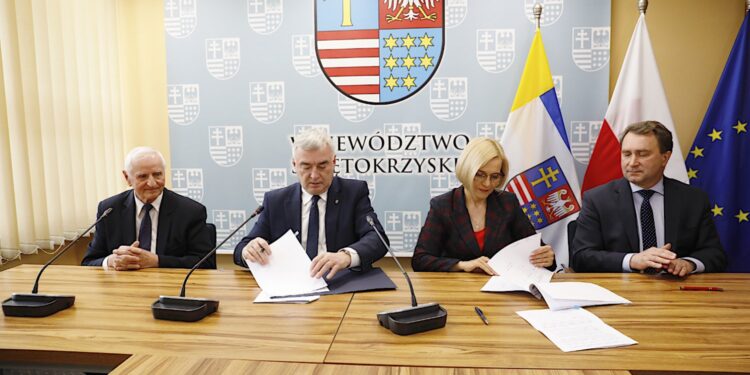 03.06.2020. Kielce. Podpisanie umów na dofinansowanie remontów w obiektach służących rehabilitacji niepełnosprawnych. Na zdjęciu (od lewej): Marek Jońca - członek zarządu województwa świętokrzyskiego, Andrzej Bętkowski - marszałek województwa świętokrzyskiego, Renata Janik - wicemarszałek województwa świętokrzyskiego i Marek Kos - dyrektor Szpitala Specjalistycznego w Sandomierzu / Jarosław Kubalski / Radio Kielce