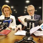 03.906.2020. Kielce. Podpisanie umowy na przekazanie przez rząd pieniędzy na wsparcie dzieci z województwa świętokrzyskiego. Na zdjęciu: Barbara Socha - wiceminister rodziny, pracy i polityki społecznej i Zbigniew Koniusz - wojewoda świętokrzyski / Jarosław Kubalski / Radio Kielce