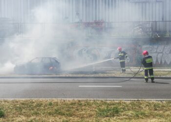 Pożar samochodu przy ulicy Zagnańskiej / Jarosław Kruk / infobusko.pl