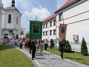 11.06.2020. Kazimierza Wielka. Procesja eucharystyczna w Rzymskokatolickiej Parafii pw. Podwyższenia Krzyża Świętego / Marta Gajda / Radio Kielce