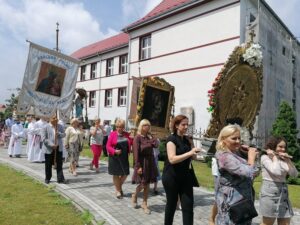 11.06.2020. Kazimierza Wielka. Procesja eucharystyczna w Rzymskokatolickiej Parafii pw. Podwyższenia Krzyża Świętego / Marta Gajda / Radio Kielce