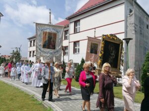 11.06.2020. Kazimierza Wielka. Procesja eucharystyczna w Rzymskokatolickiej Parafii pw. Podwyższenia Krzyża Świętego / Marta Gajda / Radio Kielce