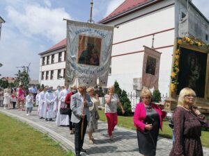 11.06.2020. Kazimierza Wielka. Procesja eucharystyczna w Rzymskokatolickiej Parafii pw. Podwyższenia Krzyża Świętego / Marta Gajda / Radio Kielce