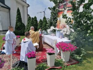 11.06.2020. Kazimierza Wielka. Procesja eucharystyczna w Rzymskokatolickiej Parafii pw. Podwyższenia Krzyża Świętego / Marta Gajda / Radio Kielce