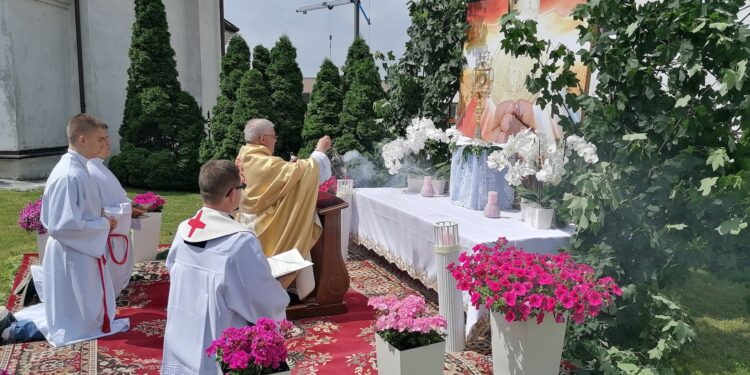 11.06.2020. Kazimierza Wielka. Procesja eucharystyczna w Rzymskokatolickiej Parafii pw. Podwyższenia Krzyża Świętego / Marta Gajda / Radio Kielce