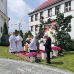 11.06.2020. Kazimierza Wielka. Procesja eucharystyczna w Rzymskokatolickiej Parafii pw. Podwyższenia Krzyża Świętego / Marta Gajda / Radio Kielce