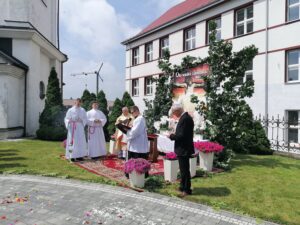 11.06.2020. Kazimierza Wielka. Procesja eucharystyczna w Rzymskokatolickiej Parafii pw. Podwyższenia Krzyża Świętego / Marta Gajda / Radio Kielce