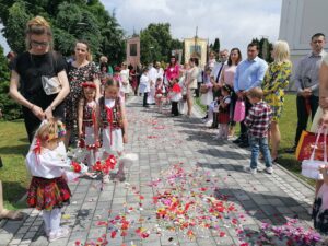 11.06.2020. Kazimierza Wielka. Procesja eucharystyczna w Rzymskokatolickiej Parafii pw. Podwyższenia Krzyża Świętego / Marta Gajda / Radio Kielce