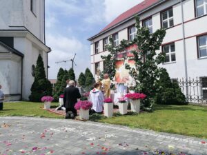 11.06.2020. Kazimierza Wielka. Procesja eucharystyczna w Rzymskokatolickiej Parafii pw. Podwyższenia Krzyża Świętego / Marta Gajda / Radio Kielce