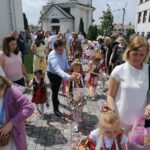 11.06.2020. Kazimierza Wielka. Procesja eucharystyczna w Rzymskokatolickiej Parafii pw. Podwyższenia Krzyża Świętego / Marta Gajda / Radio Kielce