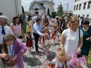 11.06.2020. Kazimierza Wielka. Procesja eucharystyczna w Rzymskokatolickiej Parafii pw. Podwyższenia Krzyża Świętego / Marta Gajda / Radio Kielce