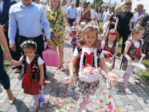 11.06.2020. Kazimierza Wielka. Procesja eucharystyczna w Rzymskokatolickiej Parafii pw. Podwyższenia Krzyża Świętego / Marta Gajda / Radio Kielce