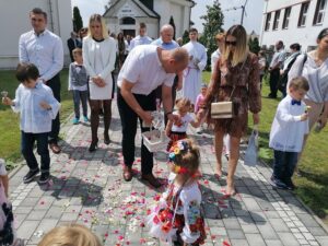 11.06.2020. Kazimierza Wielka. Procesja eucharystyczna w Rzymskokatolickiej Parafii pw. Podwyższenia Krzyża Świętego / Marta Gajda / Radio Kielce