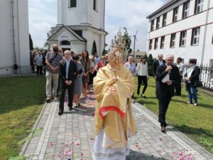 11.06.2020. Kazimierza Wielka. Procesja eucharystyczna w Rzymskokatolickiej Parafii pw. Podwyższenia Krzyża Świętego / Marta Gajda / Radio Kielce