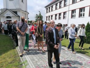 11.06.2020. Kazimierza Wielka. Procesja eucharystyczna w Rzymskokatolickiej Parafii pw. Podwyższenia Krzyża Świętego / Marta Gajda / Radio Kielce