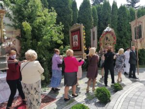 11.06.2020. Kazimierza Wielka. Procesja eucharystyczna w Rzymskokatolickiej Parafii pw. Podwyższenia Krzyża Świętego / Marta Gajda / Radio Kielce