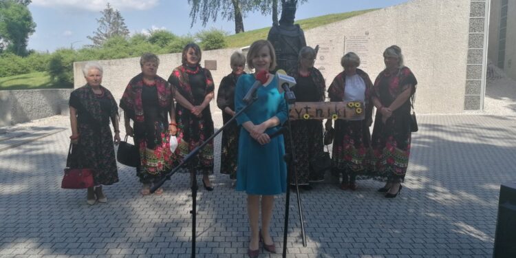 13.06.2020 Busko-Zdrój. Wiceminister sportu Anna Krupka spotkała się z mieszkańcami / Marta Gajda / Radio Kielce