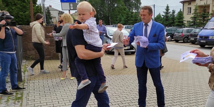 21.06.2020 Kostomłoty. Starosta Mirosław Gębski zachęca do udziału w wyborach prezydenckich / mat. prasowe